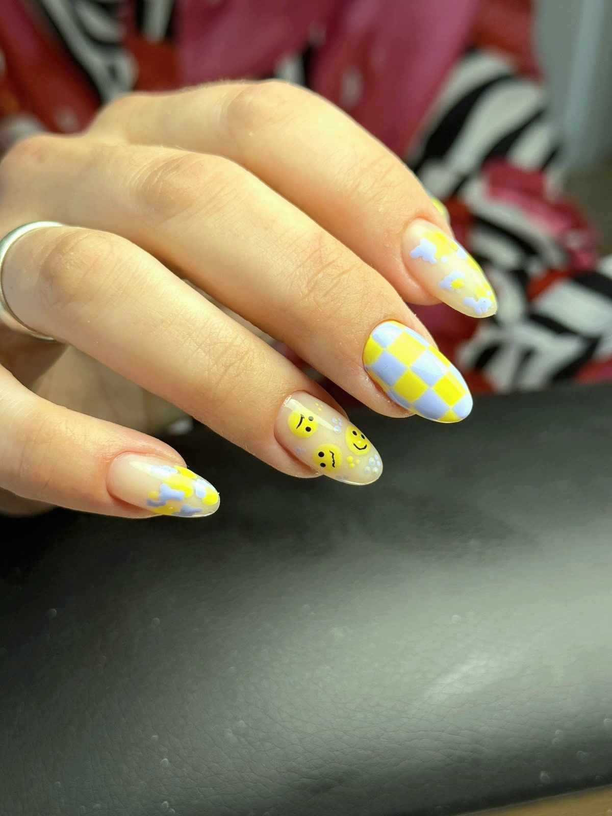 Nagels met gele en lila ruitjes en kleine smileys